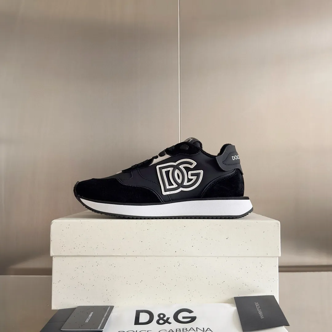 Factory price: 458💰D&G's latest Cushion series casual sports shoes, dad shoes, running shoes, original purchase and development, production, handmade, but always looking to the future. The new Cushion sneakers feature a two-tone suede upper accented by a mesh contrasting printed DG cross logo on the side. The lightweight, grippy rubber outsole is innovatively designed to provide excellent performance, while the jacquard label adds timeless style. Exquisite packaging at the delivery counter🛍📦 ▪️ Fabric: Original custom-made first-layer cowhide ▪️ Lining: Original custom-made breathable towel lining ▪️ Sole: Original open-molded rubber material ▪️ Bottom thickness: 3.5CM ▪️ Size: Men's 38-44, customized 45